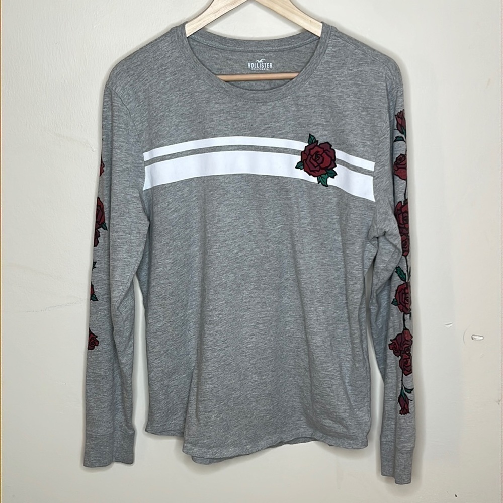 HOLLISTER CALIFORNIA MEDIUM GRAY LONG SLEEVED TSHIRT WITH SLEEVE ROSES